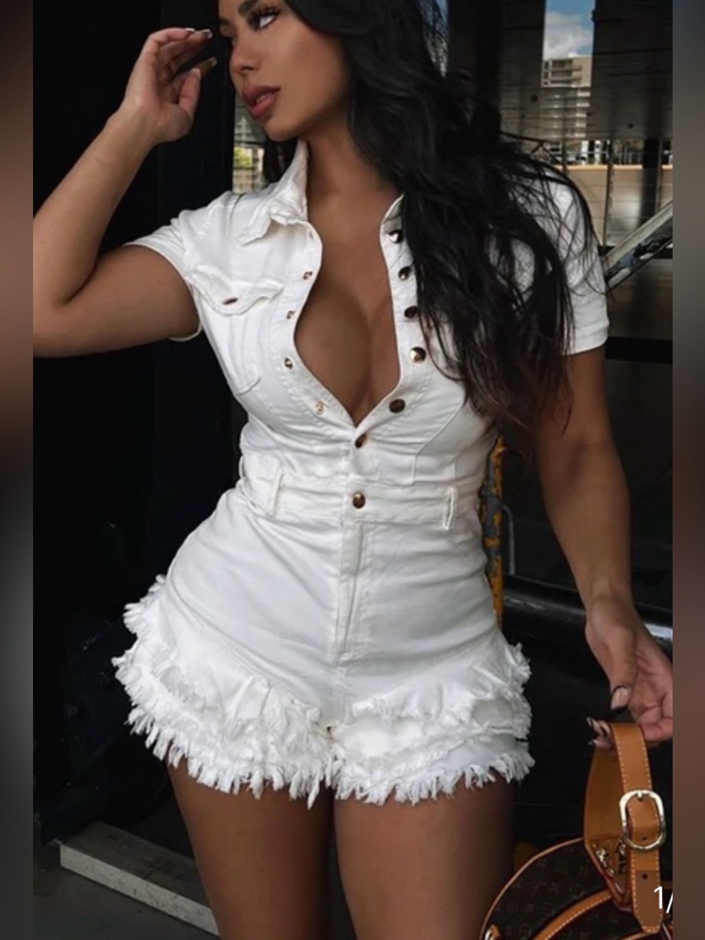 Adorable white ruffled romper in excellent condition read description